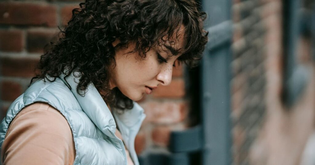 एक भारतीय युवती किताब पढ़ते हुए, साहित्य में रुचि दिखाती हुई